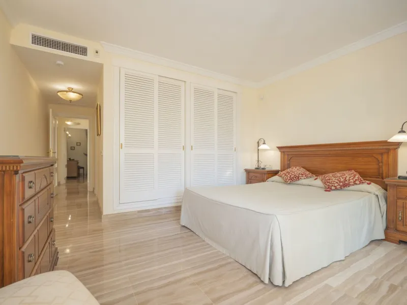 Great Middle Floor Apartment at Hacienda Playa, Elviria beachside. The best and most important development beachside Elviria would be Hacienda Playa Complex, made up of several phases and boasting high end building materials and finishes, as well as prope