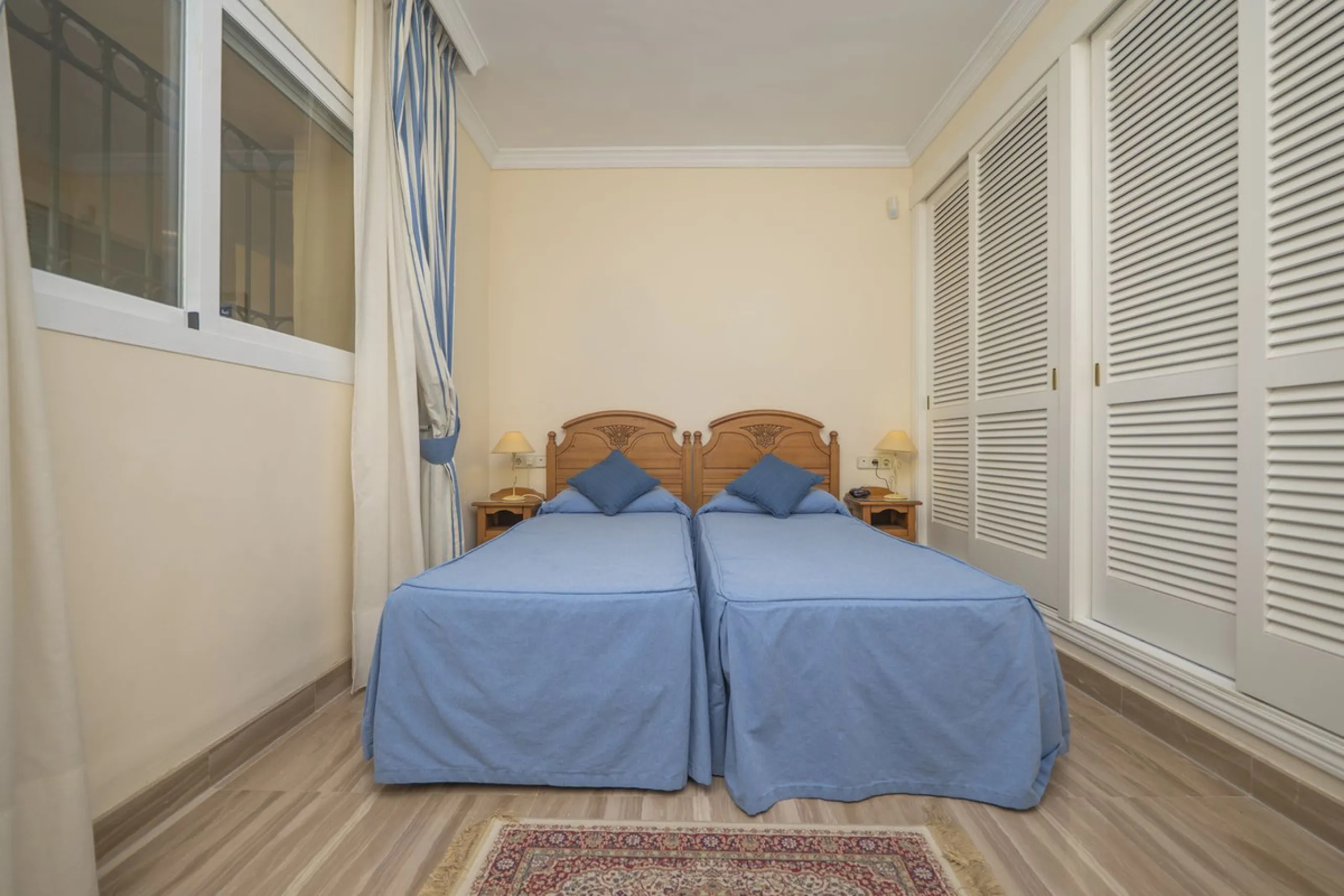 Great Middle Floor Apartment at Hacienda Playa, Elviria beachside. The best and most important development beachside Elviria would be Hacienda Playa Complex, made up of several phases and boasting high end building materials and finishes, as well as prope