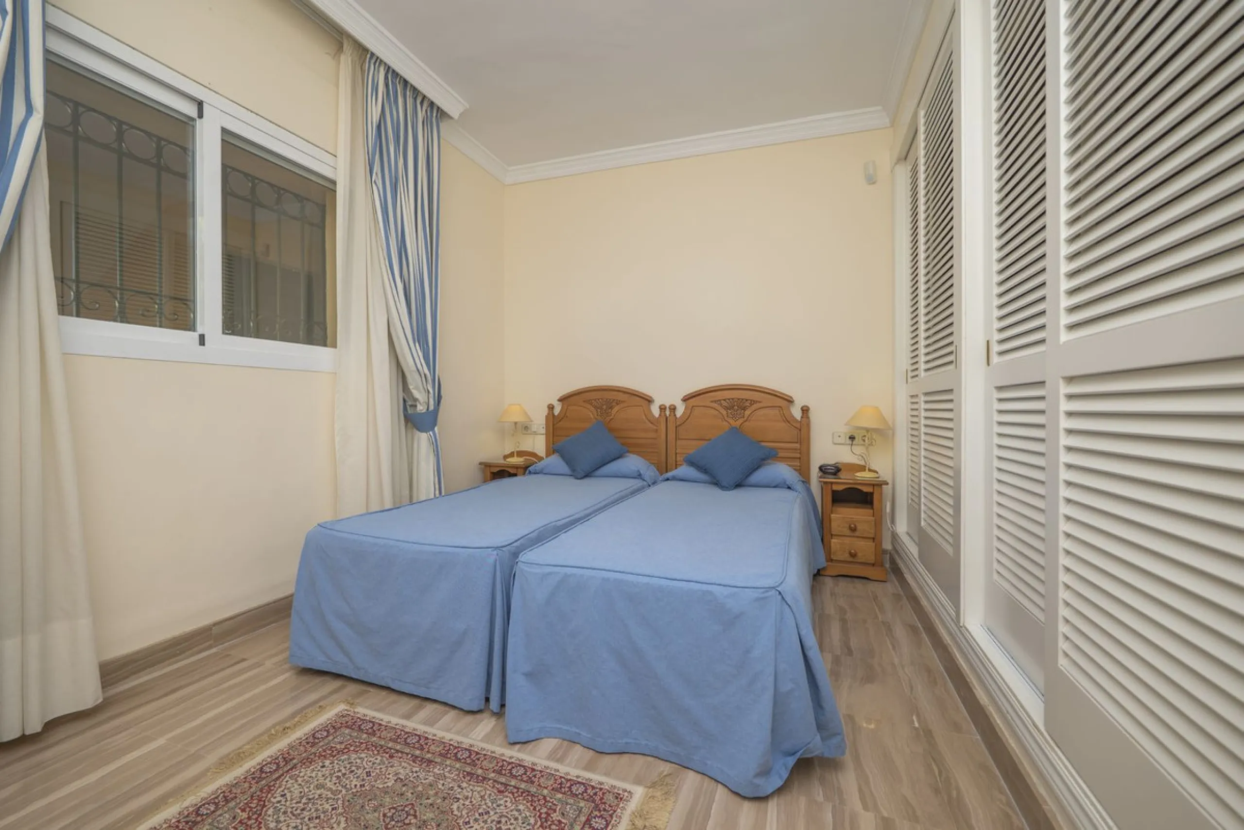Great Middle Floor Apartment at Hacienda Playa, Elviria beachside. The best and most important development beachside Elviria would be Hacienda Playa Complex, made up of several phases and boasting high end building materials and finishes, as well as prope