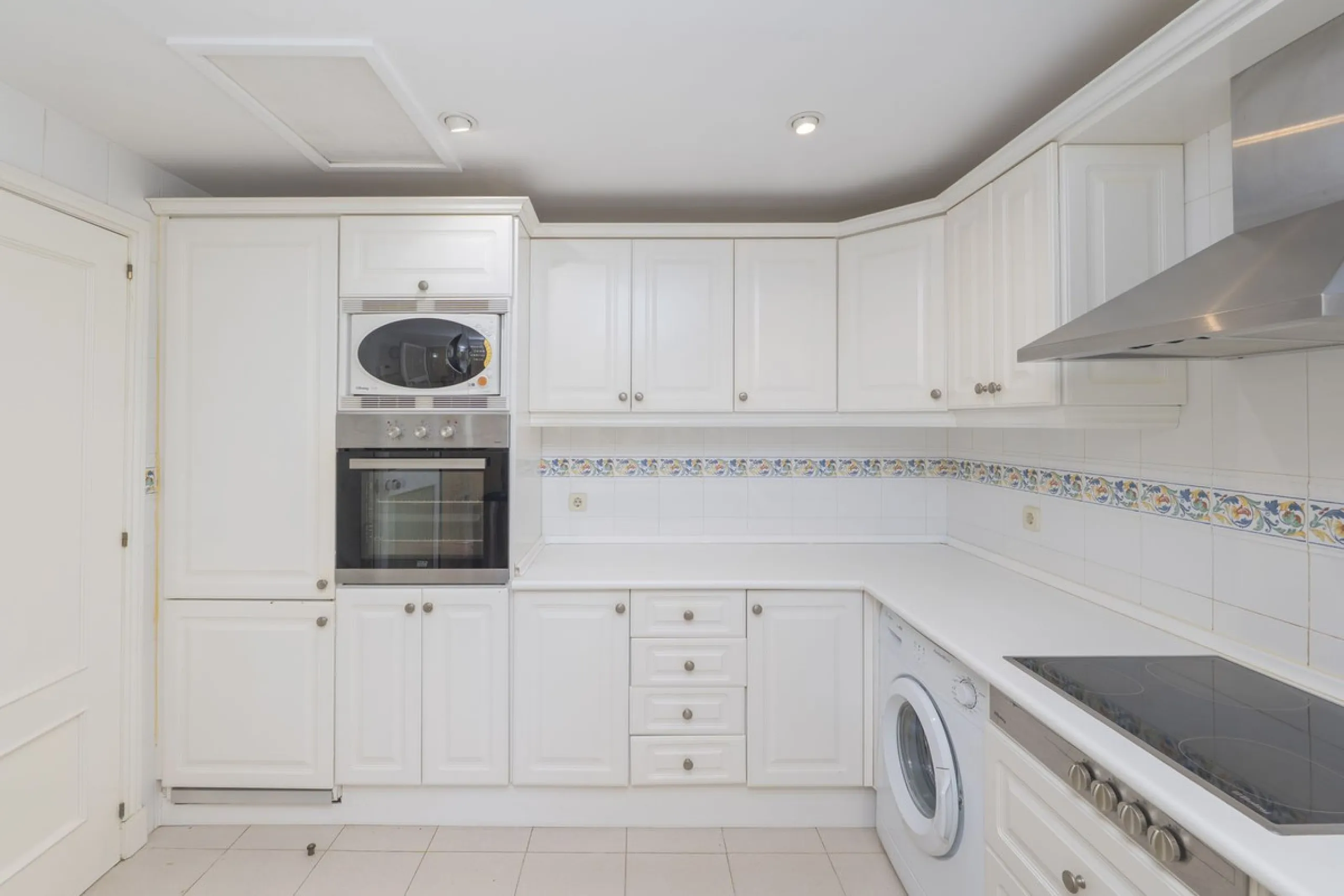 Great Middle Floor Apartment at Hacienda Playa, Elviria beachside. The best and most important development beachside Elviria would be Hacienda Playa Complex, made up of several phases and boasting high end building materials and finishes, as well as prope