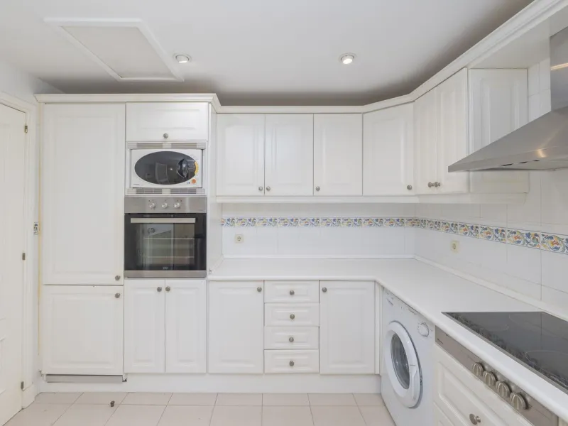 Great Middle Floor Apartment at Hacienda Playa, Elviria beachside. The best and most important development beachside Elviria would be Hacienda Playa Complex, made up of several phases and boasting high end building materials and finishes, as well as prope