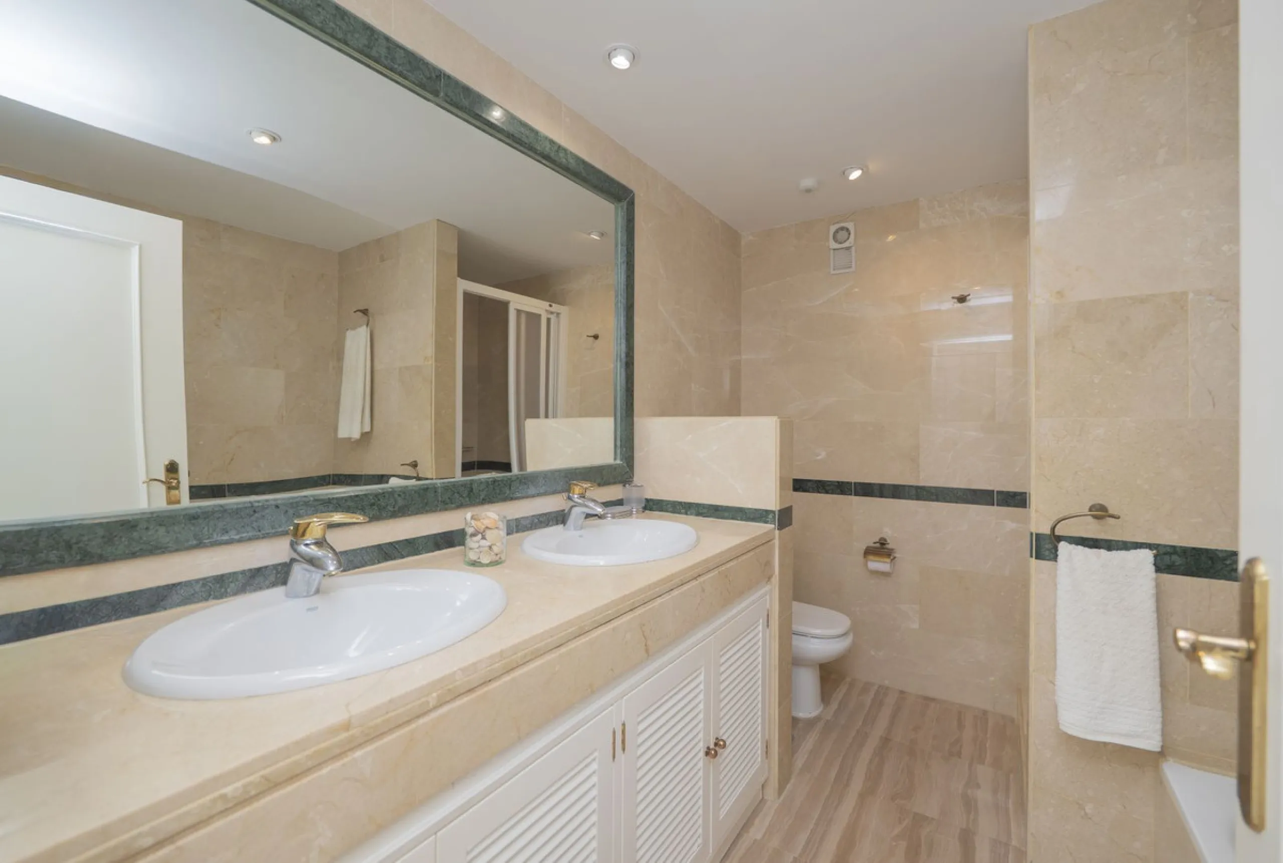 Great Middle Floor Apartment at Hacienda Playa, Elviria beachside. The best and most important development beachside Elviria would be Hacienda Playa Complex, made up of several phases and boasting high end building materials and finishes, as well as prope