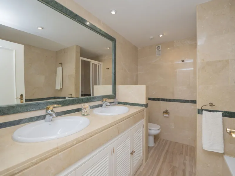 Great Middle Floor Apartment at Hacienda Playa, Elviria beachside. The best and most important development beachside Elviria would be Hacienda Playa Complex, made up of several phases and boasting high end building materials and finishes, as well as prope