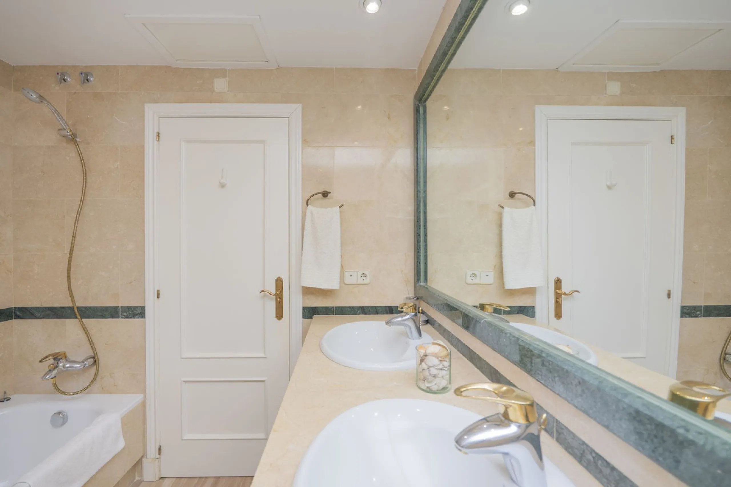 Great Middle Floor Apartment at Hacienda Playa, Elviria beachside. The best and most important development beachside Elviria would be Hacienda Playa Complex, made up of several phases and boasting high end building materials and finishes, as well as prope