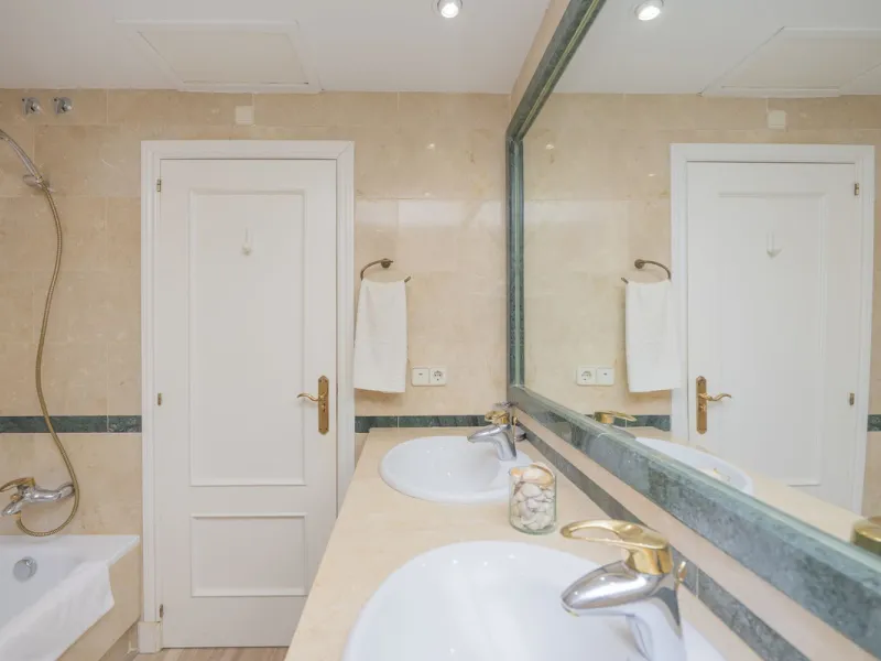 Great Middle Floor Apartment at Hacienda Playa, Elviria beachside. The best and most important development beachside Elviria would be Hacienda Playa Complex, made up of several phases and boasting high end building materials and finishes, as well as prope