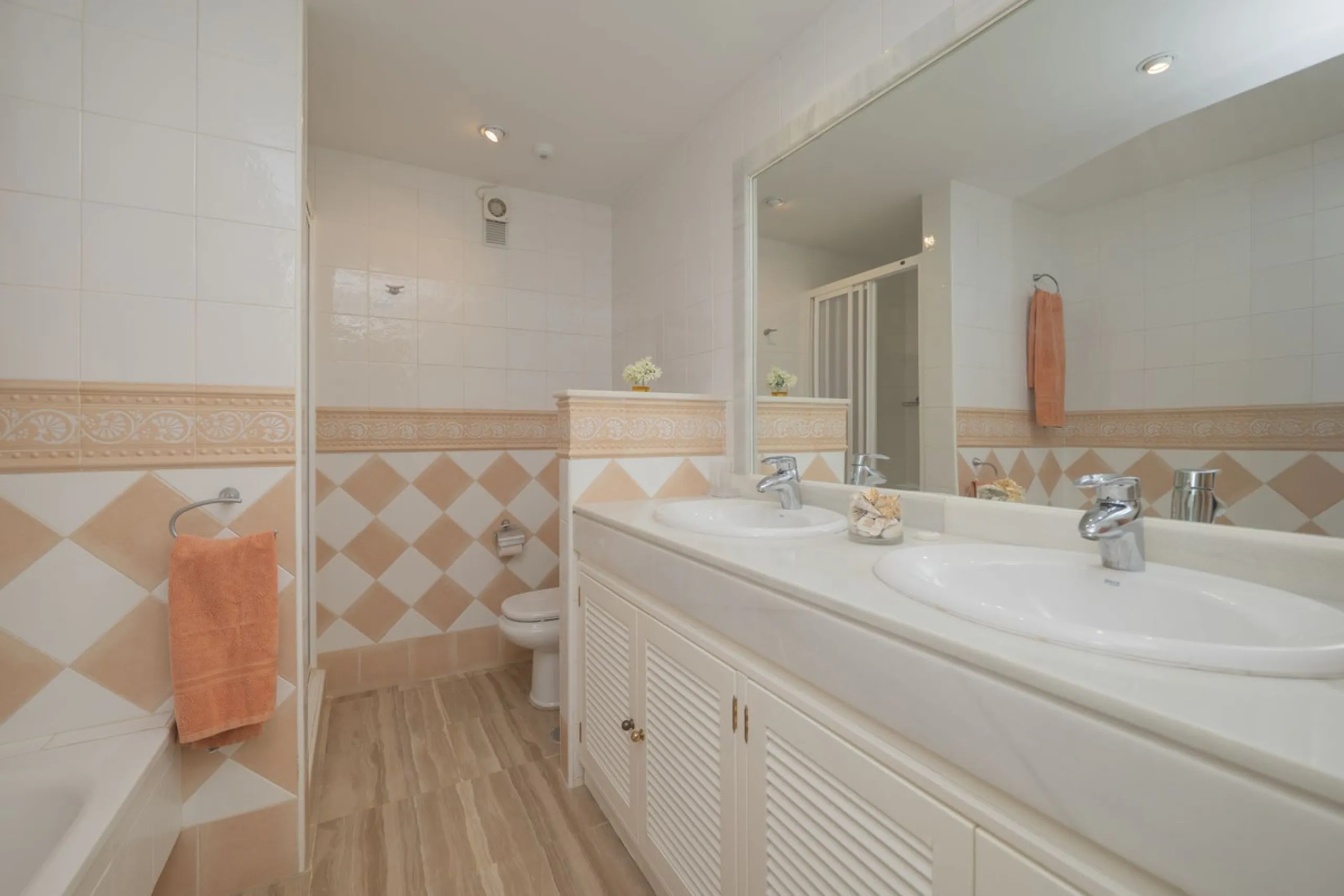 Great Middle Floor Apartment at Hacienda Playa, Elviria beachside. The best and most important development beachside Elviria would be Hacienda Playa Complex, made up of several phases and boasting high end building materials and finishes, as well as prope