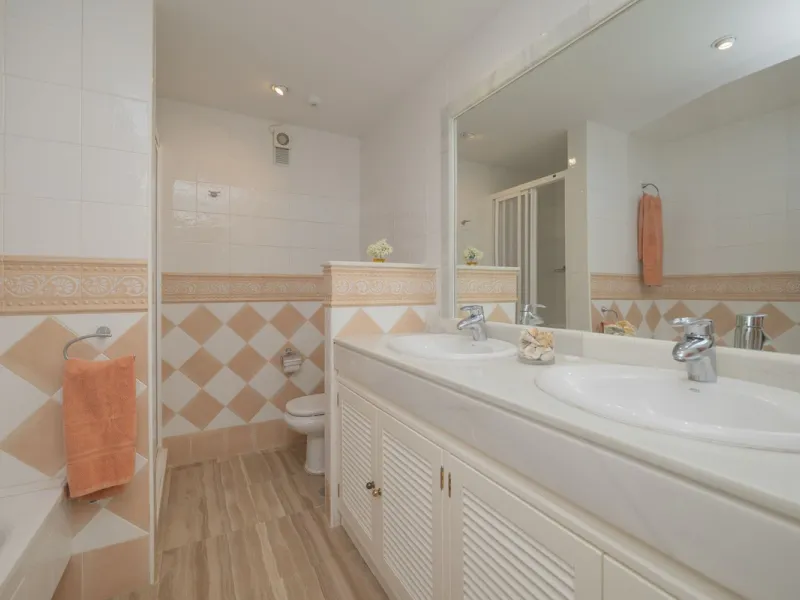 Great Middle Floor Apartment at Hacienda Playa, Elviria beachside. The best and most important development beachside Elviria would be Hacienda Playa Complex, made up of several phases and boasting high end building materials and finishes, as well as prope