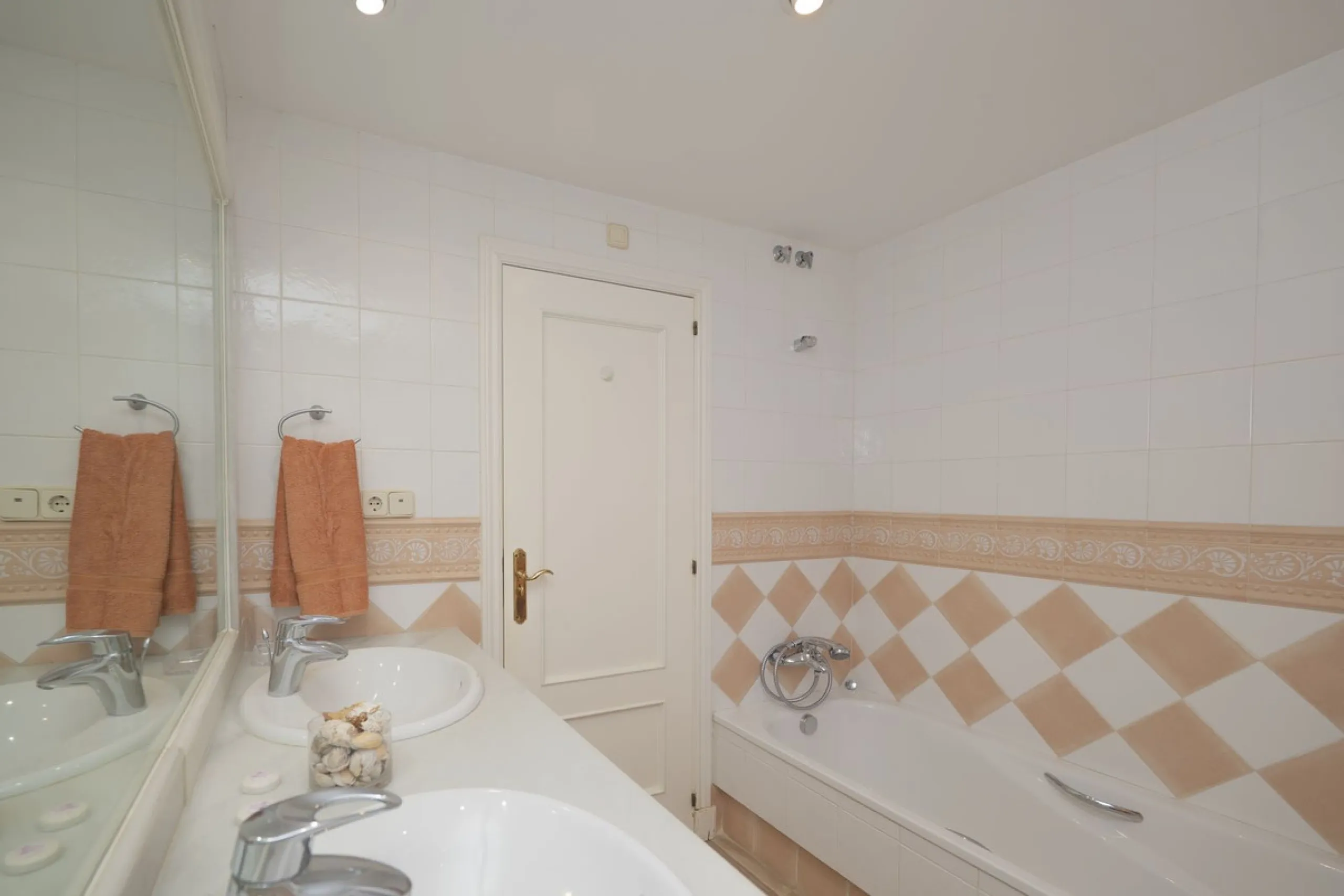 Great Middle Floor Apartment at Hacienda Playa, Elviria beachside. The best and most important development beachside Elviria would be Hacienda Playa Complex, made up of several phases and boasting high end building materials and finishes, as well as prope
