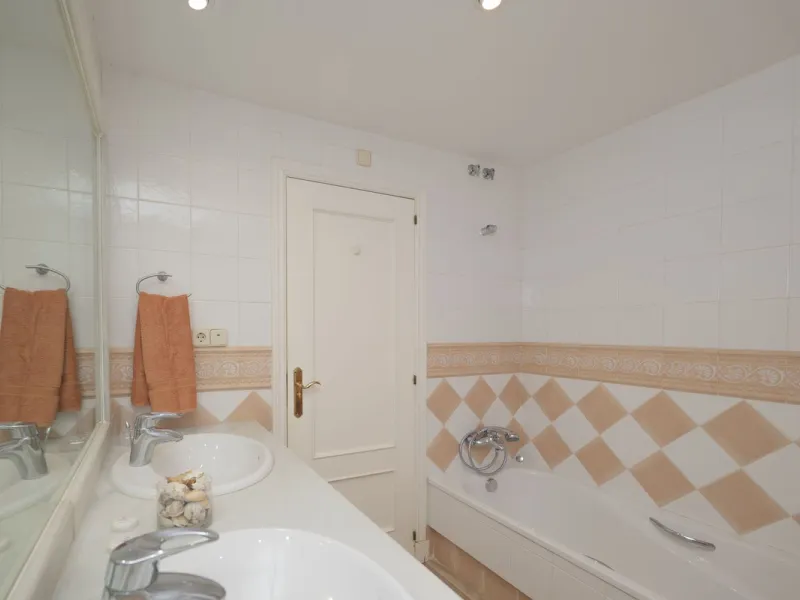 Great Middle Floor Apartment at Hacienda Playa, Elviria beachside. The best and most important development beachside Elviria would be Hacienda Playa Complex, made up of several phases and boasting high end building materials and finishes, as well as prope