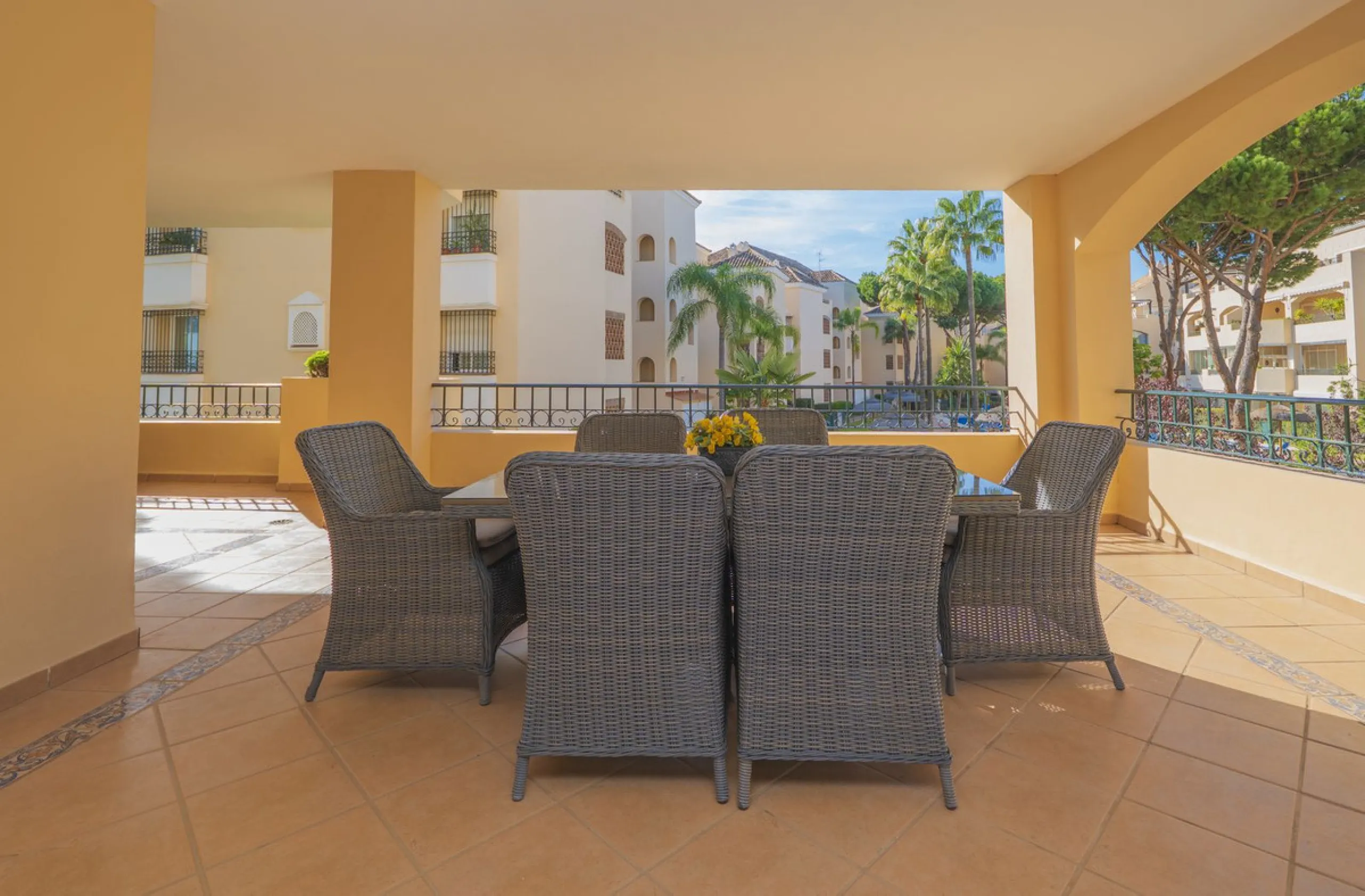Great Middle Floor Apartment at Hacienda Playa, Elviria beachside. The best and most important development beachside Elviria would be Hacienda Playa Complex, made up of several phases and boasting high end building materials and finishes, as well as prope