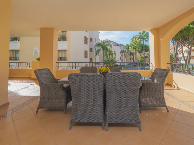 Great Middle Floor Apartment at Hacienda Playa, Elviria beachside. The best and most important development beachside Elviria would be Hacienda Playa Complex, made up of several phases and boasting high end building materials and finishes, as well as prope