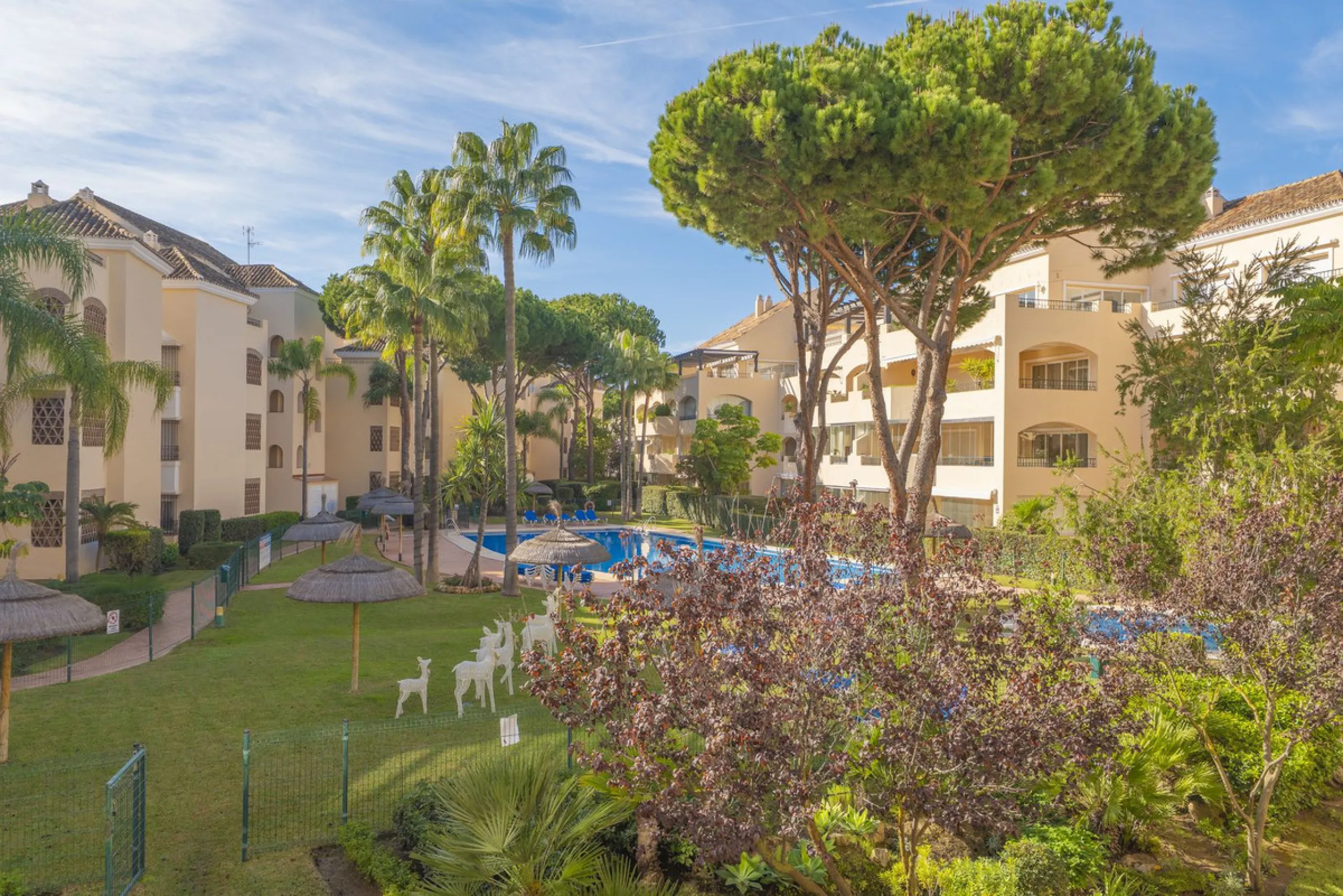 Great Middle Floor Apartment at Hacienda Playa, Elviria beachside. The best and most important development beachside Elviria would be Hacienda Playa Complex, made up of several phases and boasting high end building materials and finishes, as well as prope