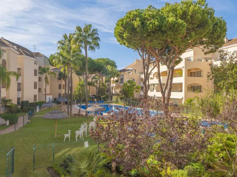 Great Middle Floor Apartment at Hacienda Playa, Elviria beachside. The best and most important development beachside Elviria would be Hacienda Playa Complex, made up of several phases and boasting high end building materials and finishes, as well as prope