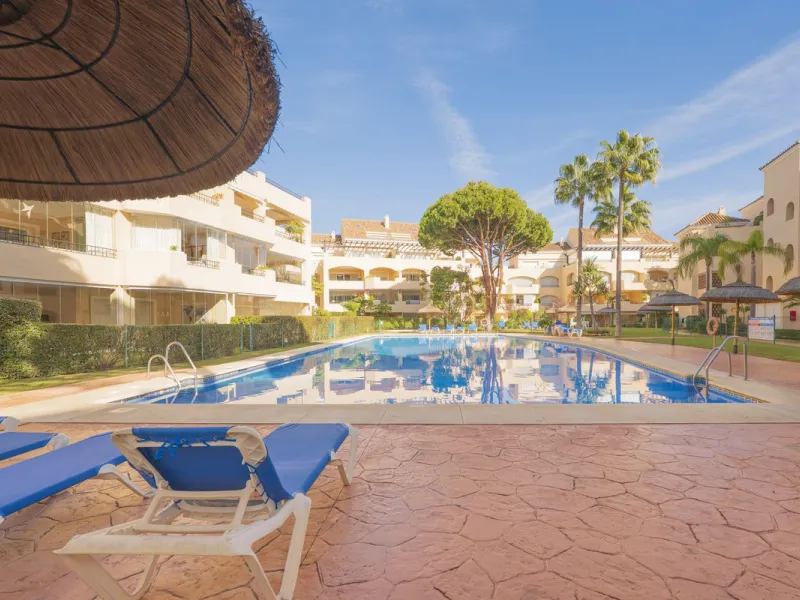 Great Middle Floor Apartment at Hacienda Playa, Elviria beachside. The best and most important development beachside Elviria would be Hacienda Playa Complex, made up of several phases and boasting high end building materials and finishes, as well as prope