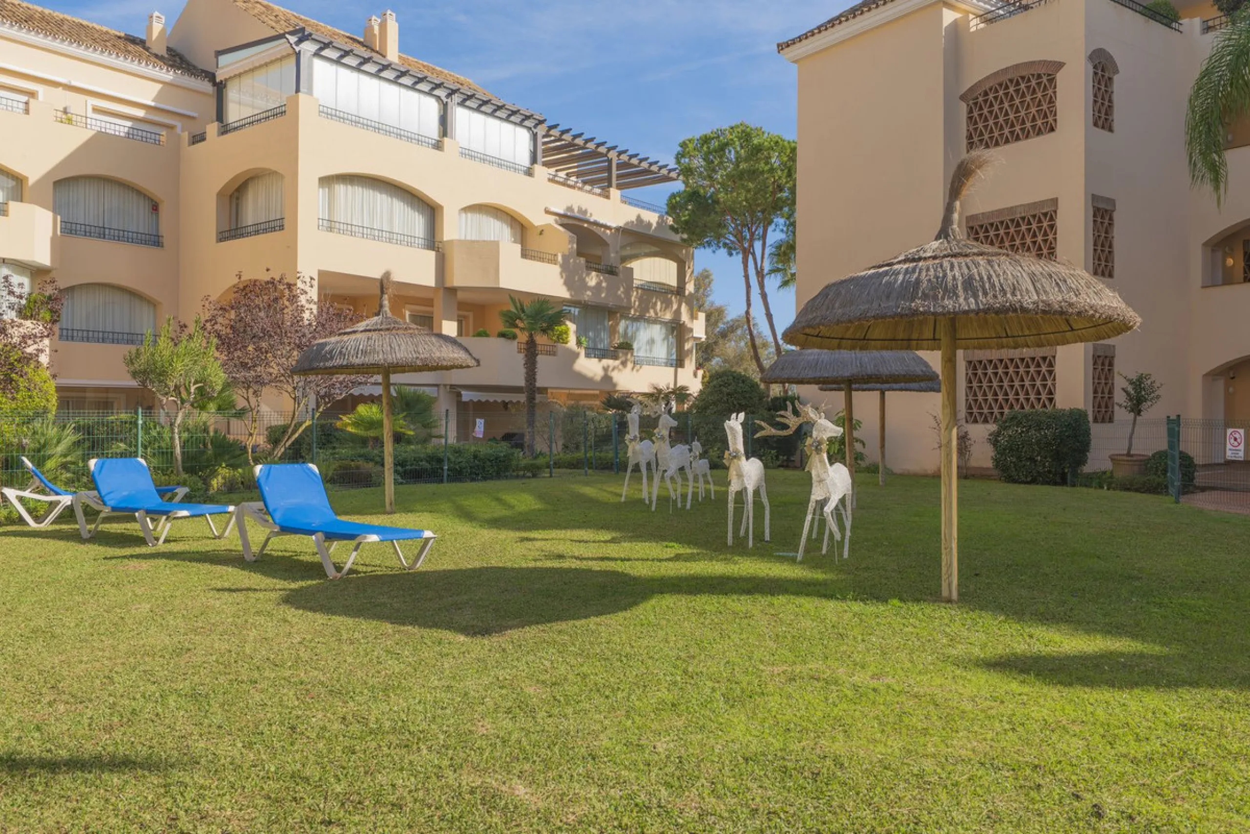 Great Middle Floor Apartment at Hacienda Playa, Elviria beachside. The best and most important development beachside Elviria would be Hacienda Playa Complex, made up of several phases and boasting high end building materials and finishes, as well as prope