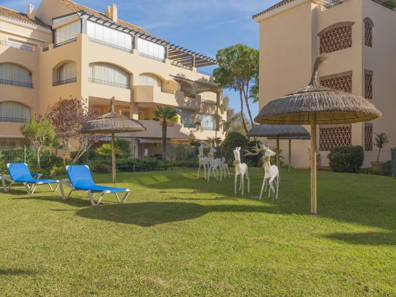 Great Middle Floor Apartment at Hacienda Playa, Elviria beachside. The best and most important development beachside Elviria would be Hacienda Playa Complex, made up of several phases and boasting high end building materials and finishes, as well as prope