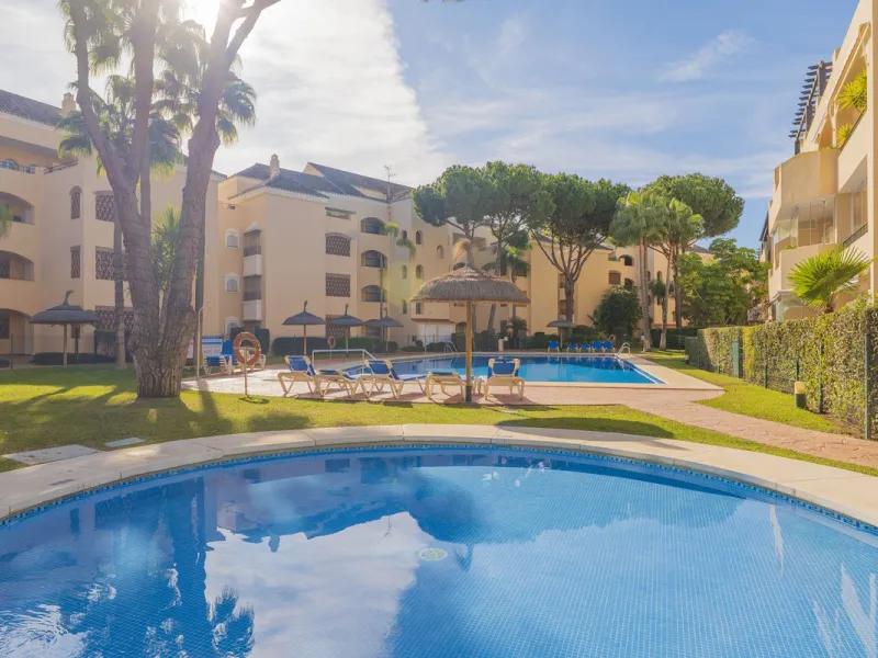 Great Middle Floor Apartment at Hacienda Playa, Elviria beachside. The best and most important development beachside Elviria would be Hacienda Playa Complex, made up of several phases and boasting high end building materials and finishes, as well as prope