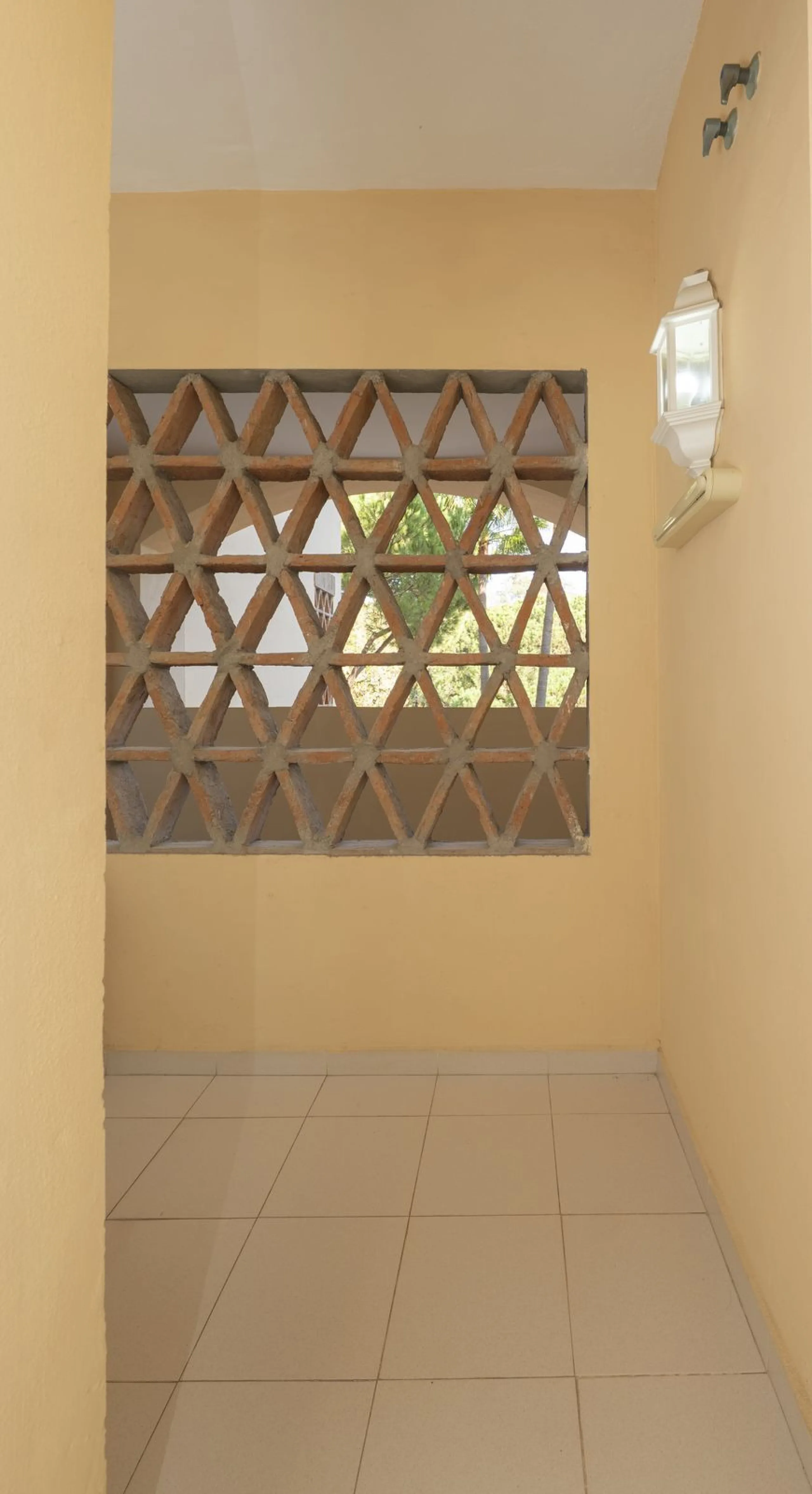 Great Middle Floor Apartment at Hacienda Playa, Elviria beachside. The best and most important development beachside Elviria would be Hacienda Playa Complex, made up of several phases and boasting high end building materials and finishes, as well as prope