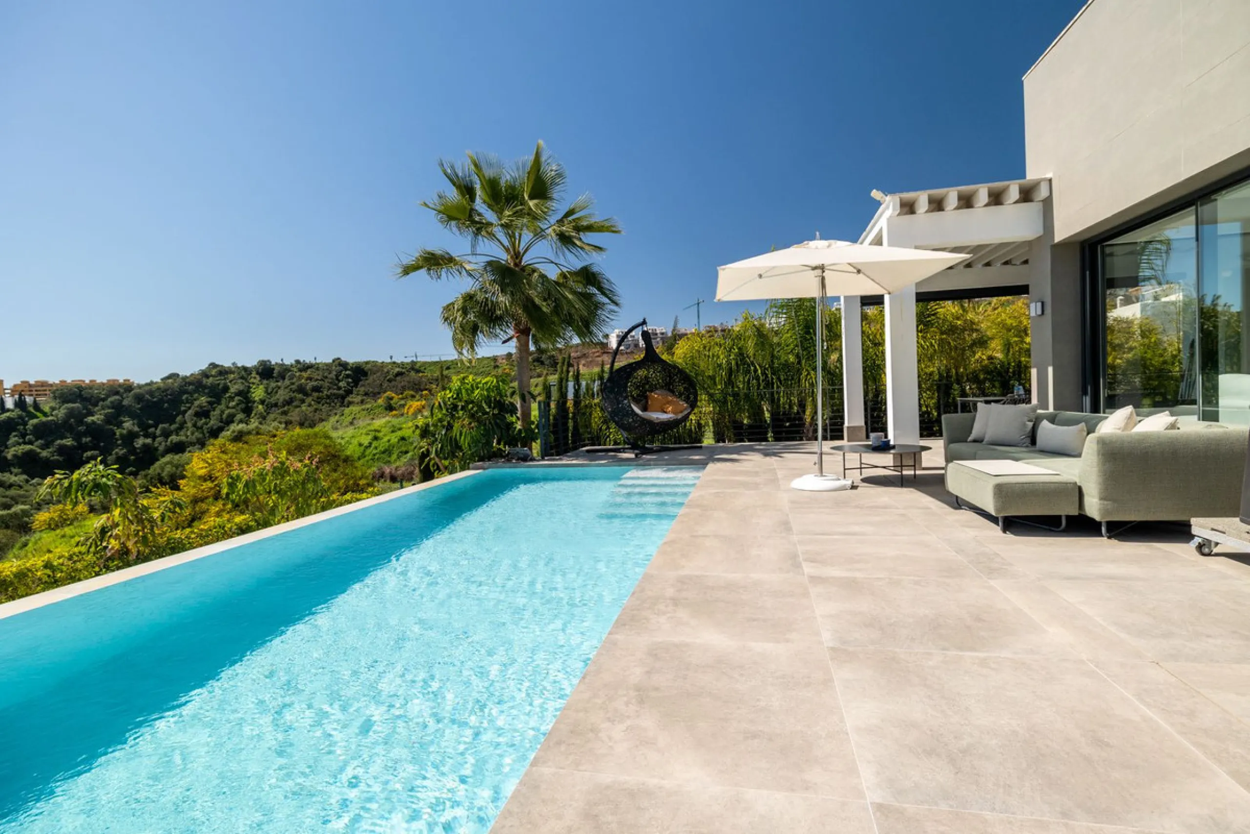 House - Detached Villa в продаже в Estepona, Málaga. В доме 4 спален и 5 ванных комнат. Площадь дома 383 м². Площадь участка 611 м²