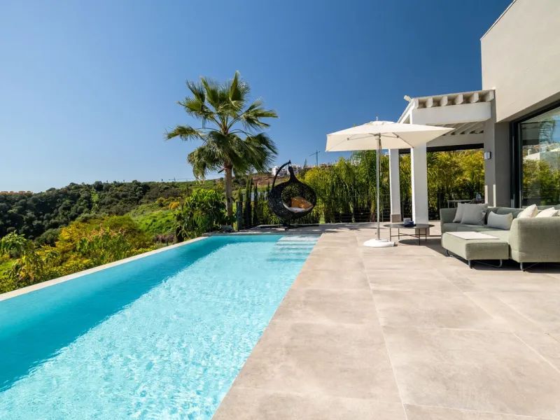 Discover this modern, recently built villa of the highest quality. Located in La Resina Golf, this property sits on a 611 m² corner plot with fantastic unobstructed views, and comprises 4 spacious en-suite bedrooms, large terraces, a basement and a privat