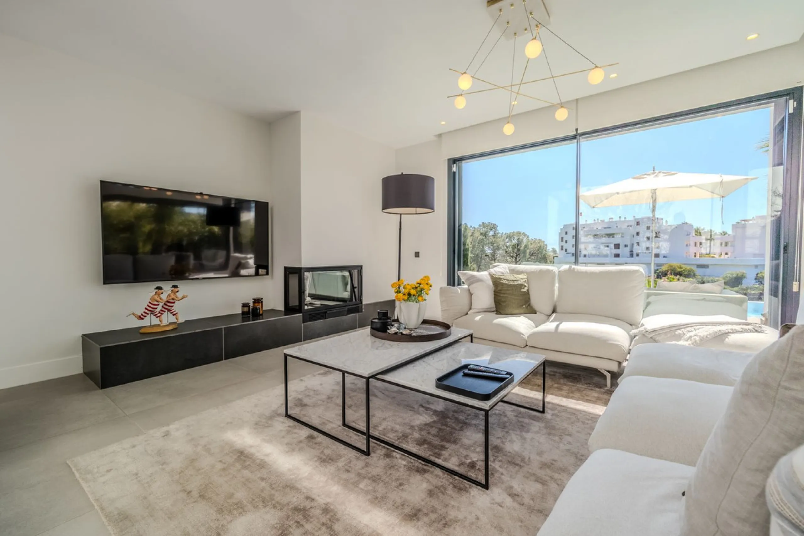 House - Detached Villa в продаже в Estepona, Málaga. В доме 4 спален и 5 ванных комнат. Площадь дома 383 м². Площадь участка 611 м²