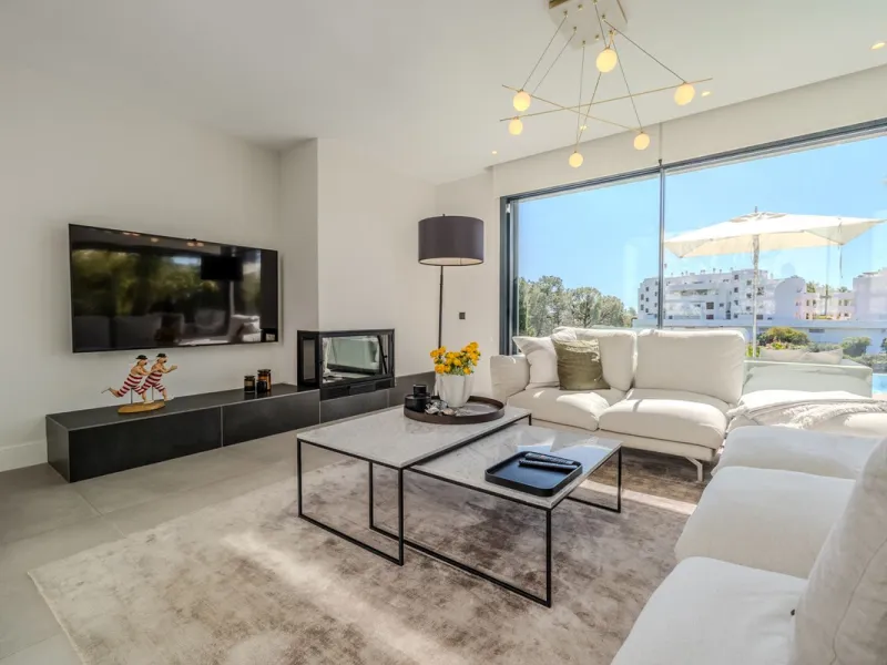 House - Detached Villa в продаже в Estepona, Málaga. В доме 4 спален и 5 ванных комнат. Площадь дома 383 м². Площадь участка 611 м²
