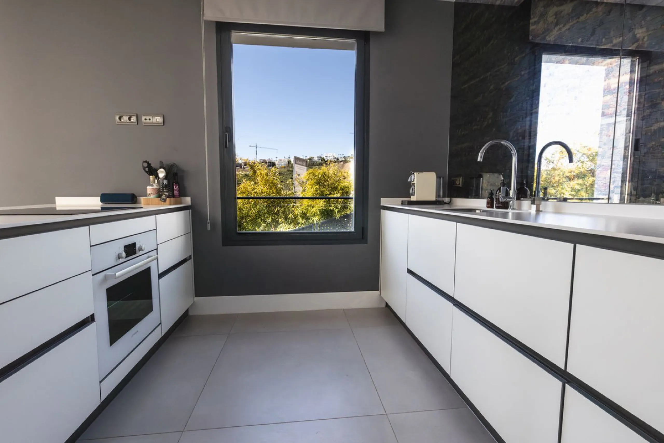 House - Detached Villa в продаже в Estepona, Málaga. В доме 4 спален и 5 ванных комнат. Площадь дома 383 м². Площадь участка 611 м²