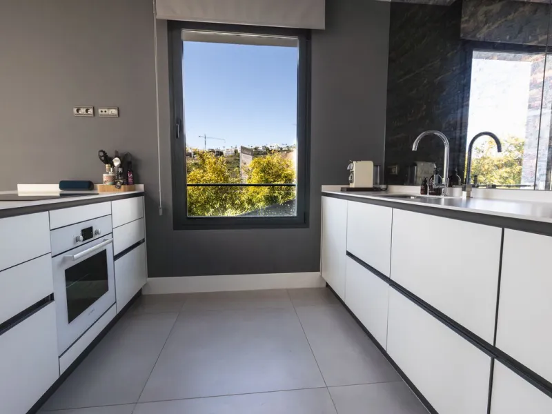 House - Detached Villa в продаже в Estepona, Málaga. В доме 4 спален и 5 ванных комнат. Площадь дома 383 м². Площадь участка 611 м²