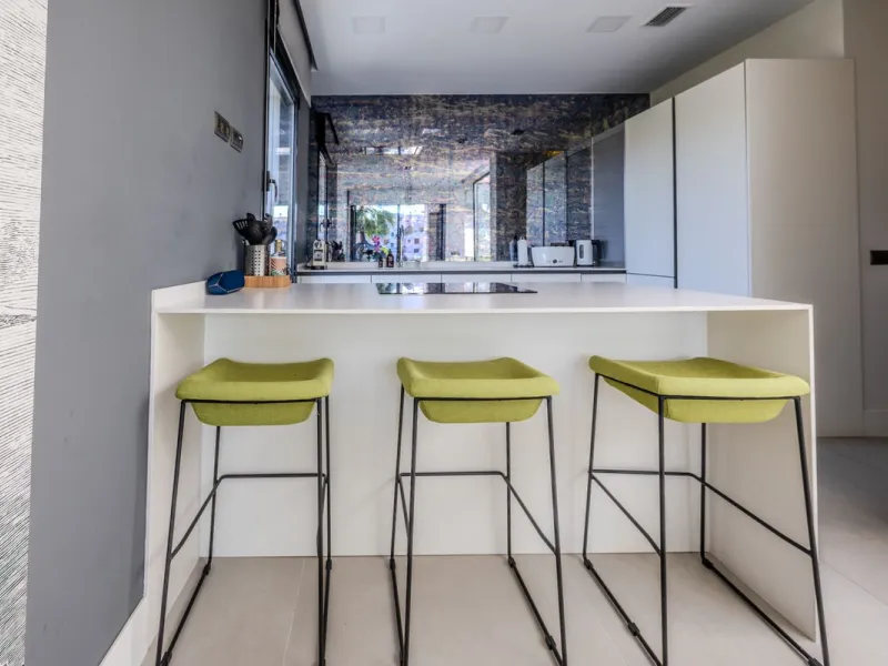 House - Detached Villa в продаже в Estepona, Málaga. В доме 4 спален и 5 ванных комнат. Площадь дома 383 м². Площадь участка 611 м²