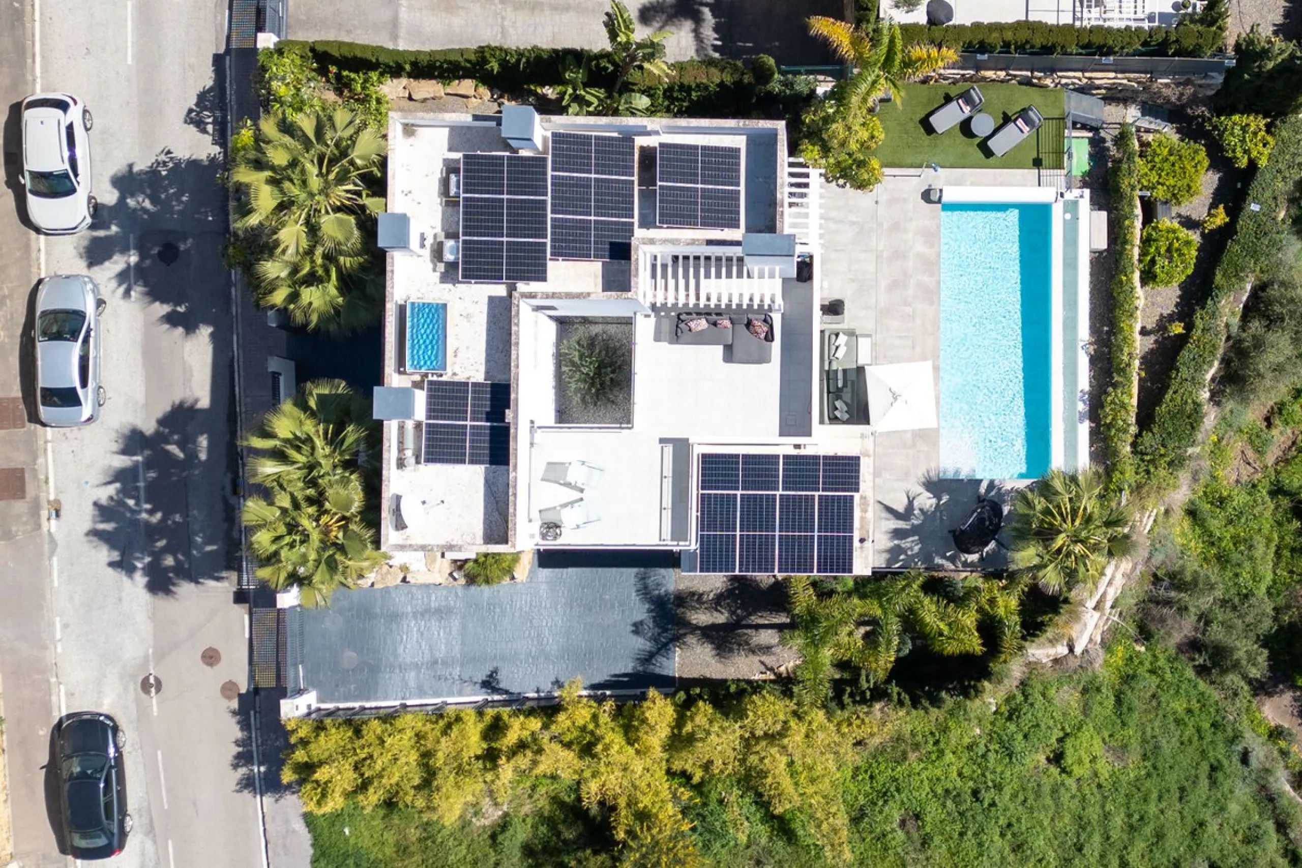 House - Detached Villa в продаже в Estepona, Málaga. В доме 4 спален и 5 ванных комнат. Площадь дома 383 м². Площадь участка 611 м²