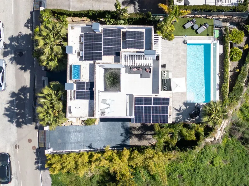 House - Detached Villa в продаже в Estepona, Málaga. В доме 4 спален и 5 ванных комнат. Площадь дома 383 м². Площадь участка 611 м²