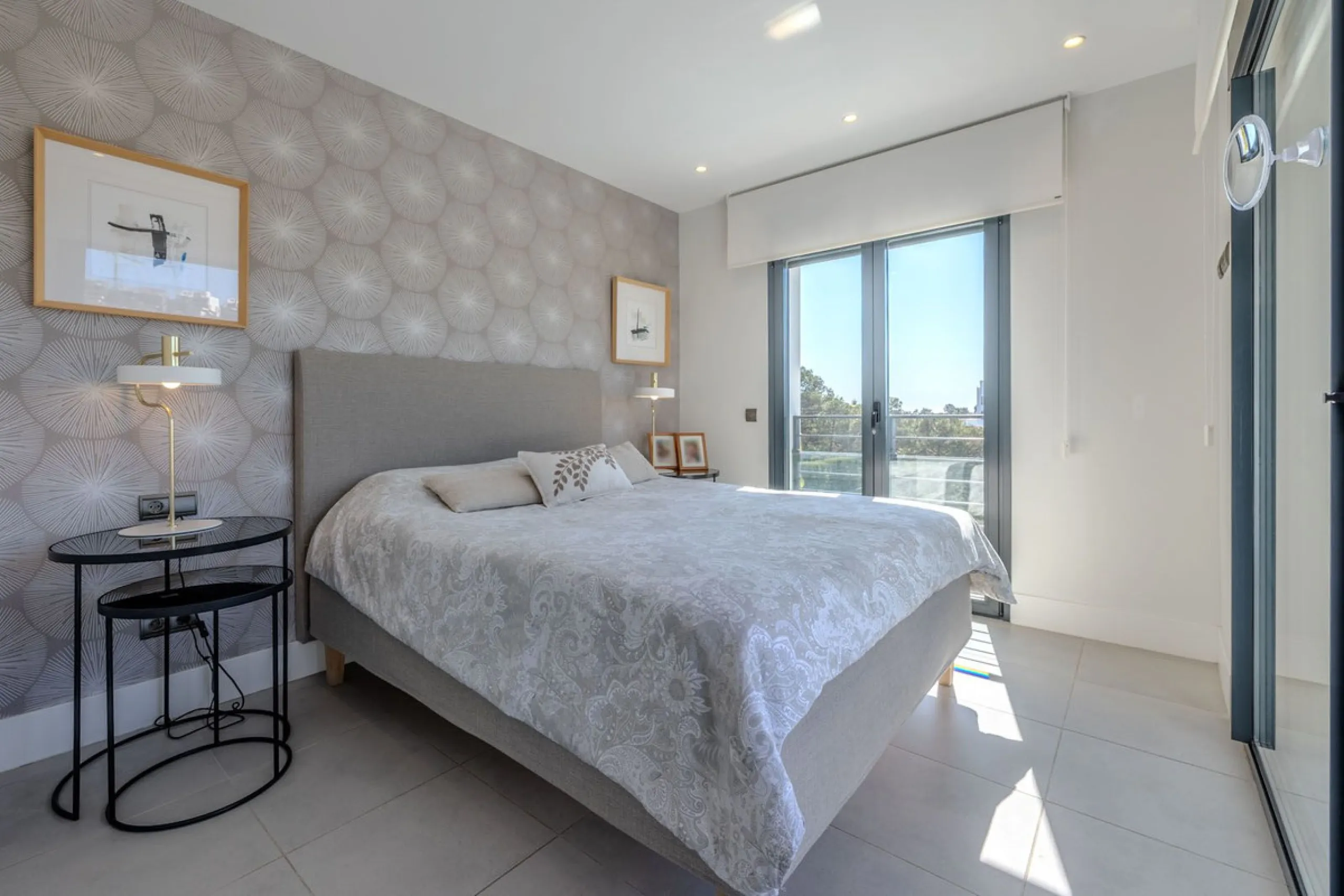House - Detached Villa в продаже в Estepona, Málaga. В доме 4 спален и 5 ванных комнат. Площадь дома 383 м². Площадь участка 611 м²