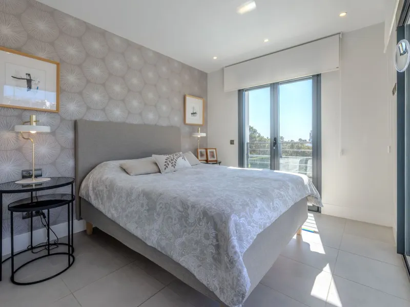 House - Detached Villa в продаже в Estepona, Málaga. В доме 4 спален и 5 ванных комнат. Площадь дома 383 м². Площадь участка 611 м²