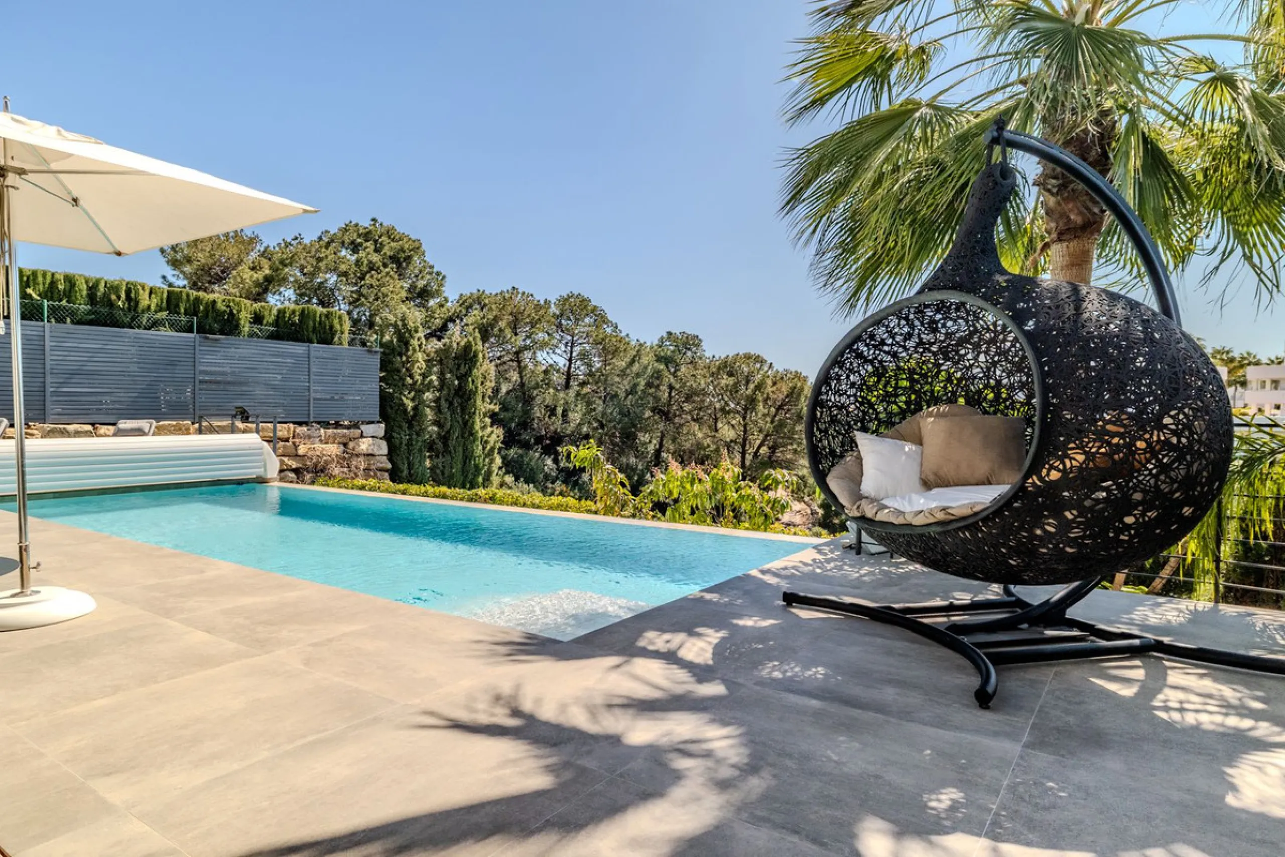 House - Detached Villa в продаже в Estepona, Málaga. В доме 4 спален и 5 ванных комнат. Площадь дома 383 м². Площадь участка 611 м²