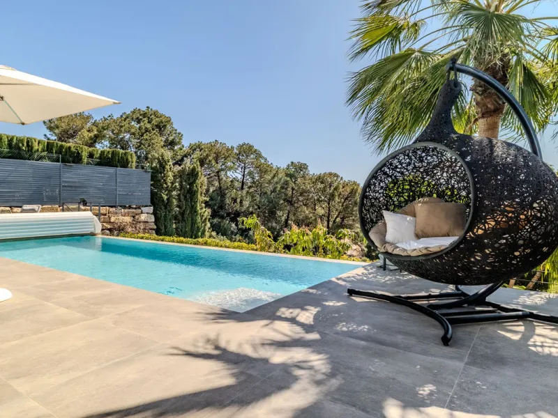 House - Detached Villa в продаже в Estepona, Málaga. В доме 4 спален и 5 ванных комнат. Площадь дома 383 м². Площадь участка 611 м²