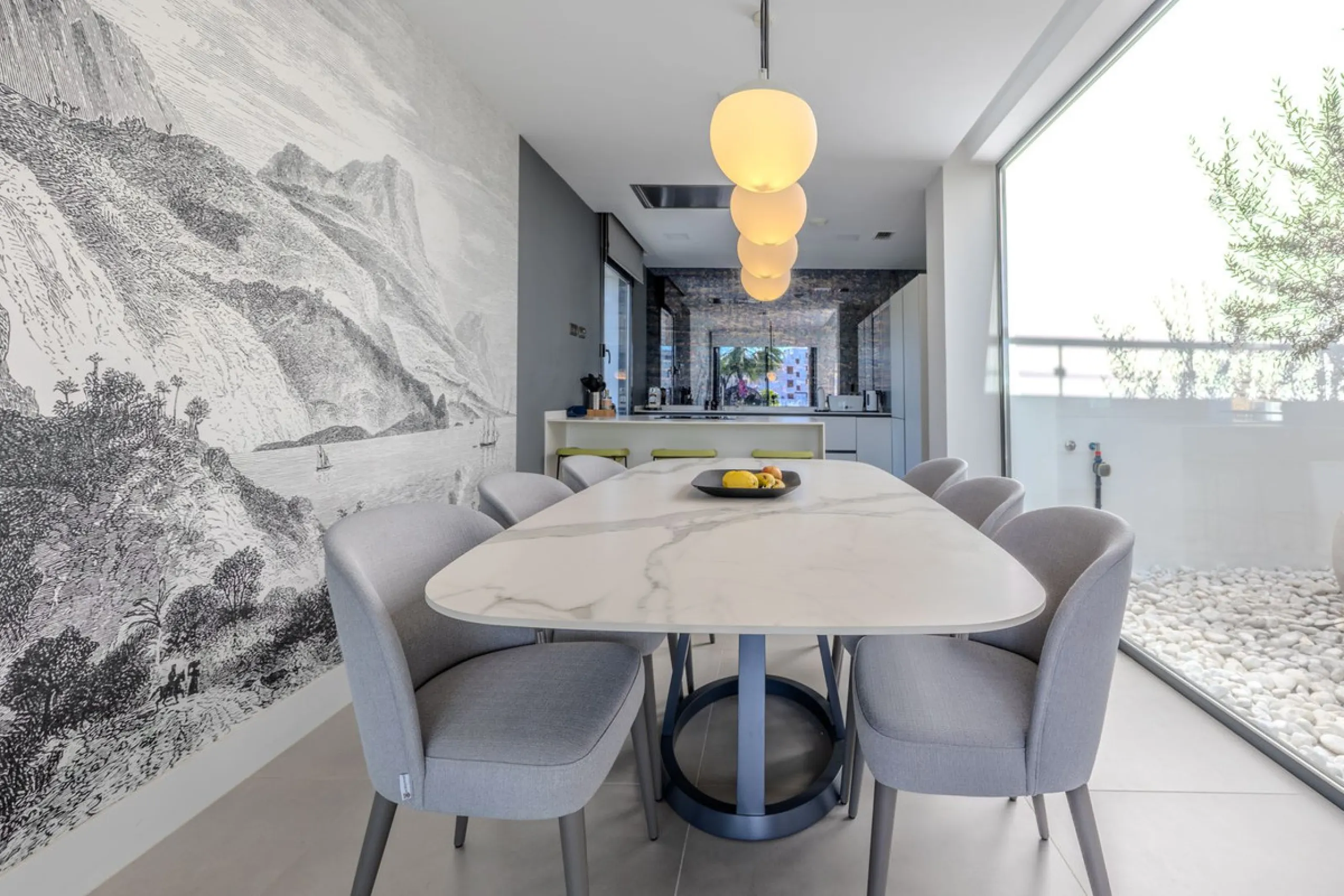 House - Detached Villa в продаже в Estepona, Málaga. В доме 4 спален и 5 ванных комнат. Площадь дома 383 м². Площадь участка 611 м²