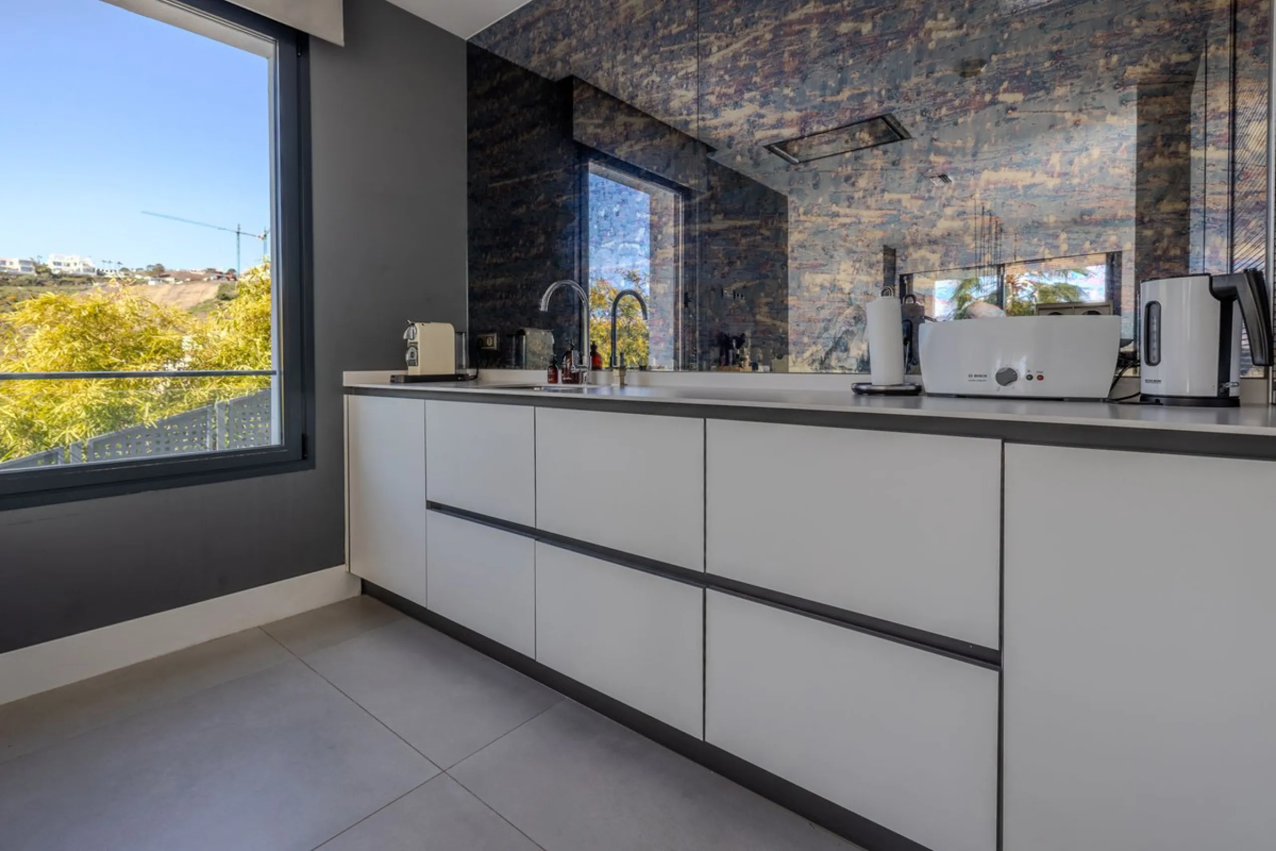 House - Detached Villa в продаже в Estepona, Málaga. В доме 4 спален и 5 ванных комнат. Площадь дома 383 м². Площадь участка 611 м²