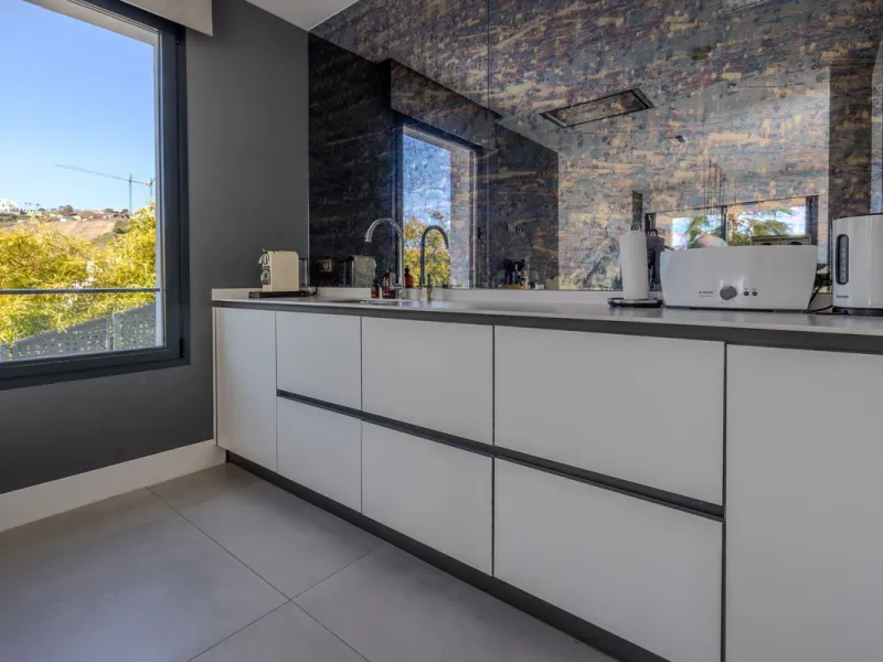 House - Detached Villa в продаже в Estepona, Málaga. В доме 4 спален и 5 ванных комнат. Площадь дома 383 м². Площадь участка 611 м²