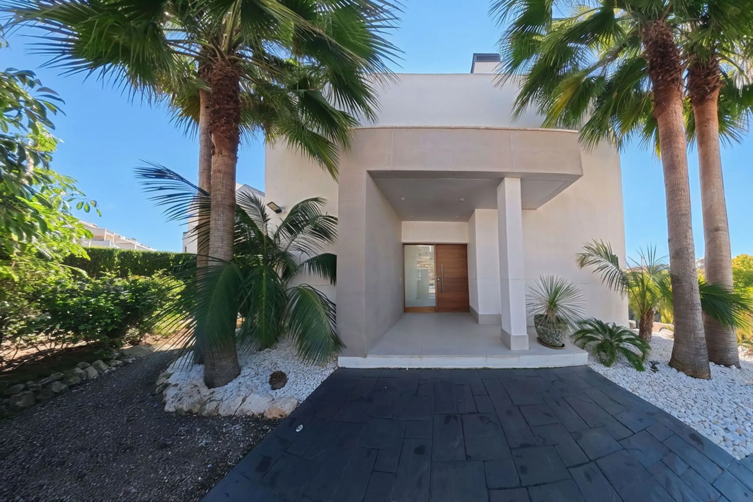 House - Detached Villa в продаже в Estepona, Málaga. В доме 4 спален и 5 ванных комнат. Площадь дома 383 м². Площадь участка 611 м²