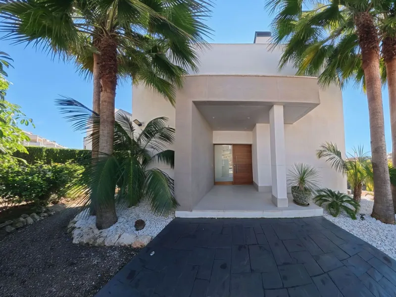 House - Detached Villa в продаже в Estepona, Málaga. В доме 4 спален и 5 ванных комнат. Площадь дома 383 м². Площадь участка 611 м²