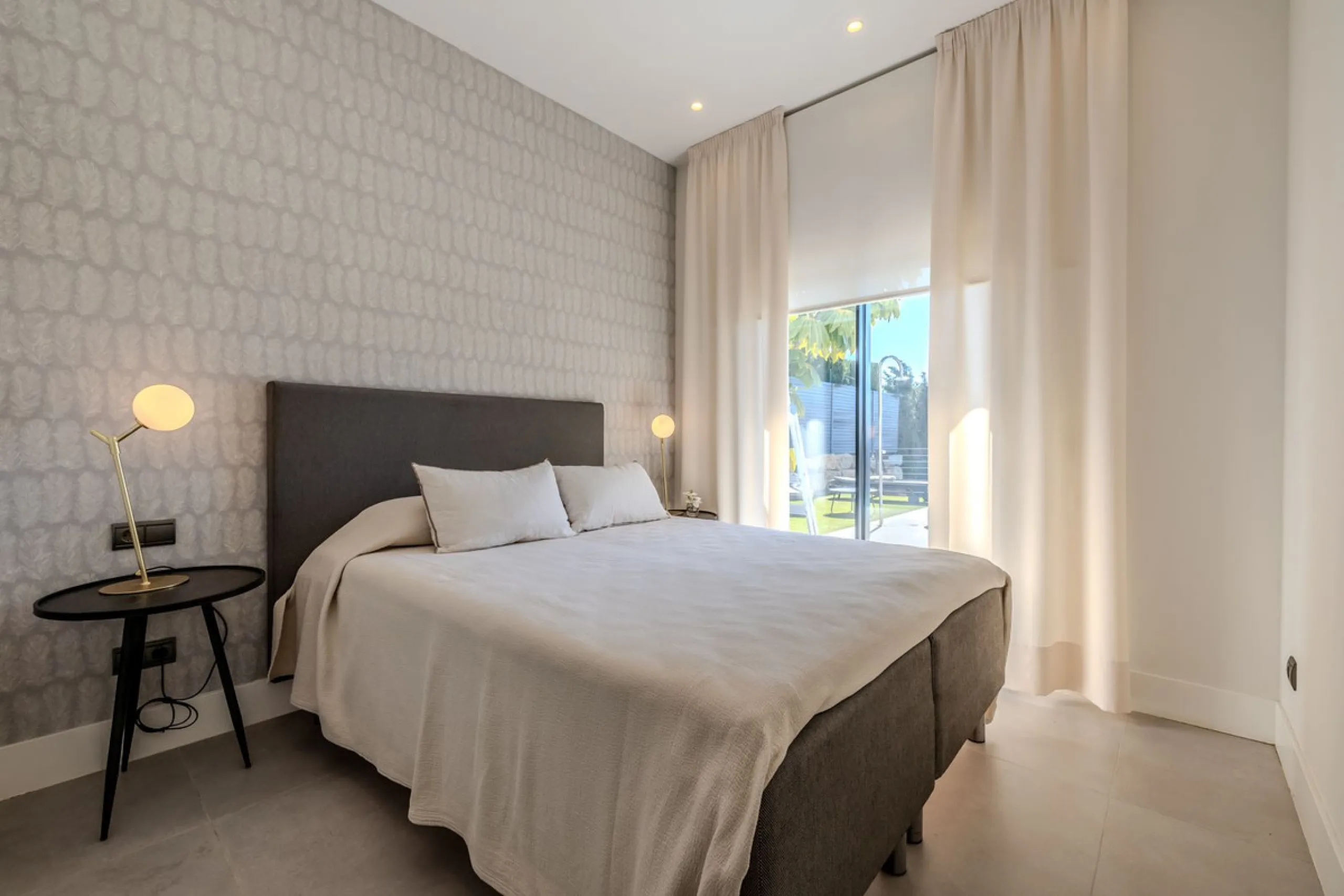 House - Detached Villa в продаже в Estepona, Málaga. В доме 4 спален и 5 ванных комнат. Площадь дома 383 м². Площадь участка 611 м²