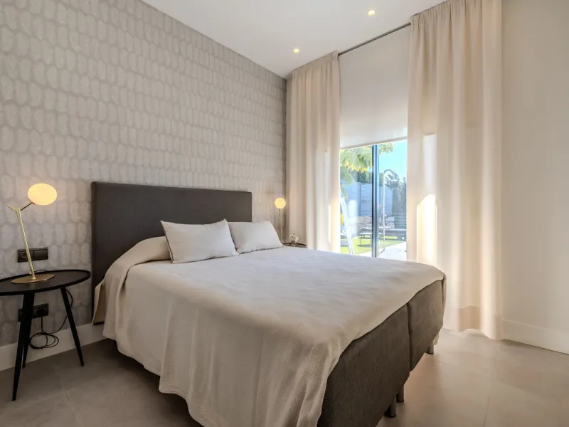House - Detached Villa в продаже в Estepona, Málaga. В доме 4 спален и 5 ванных комнат. Площадь дома 383 м². Площадь участка 611 м²