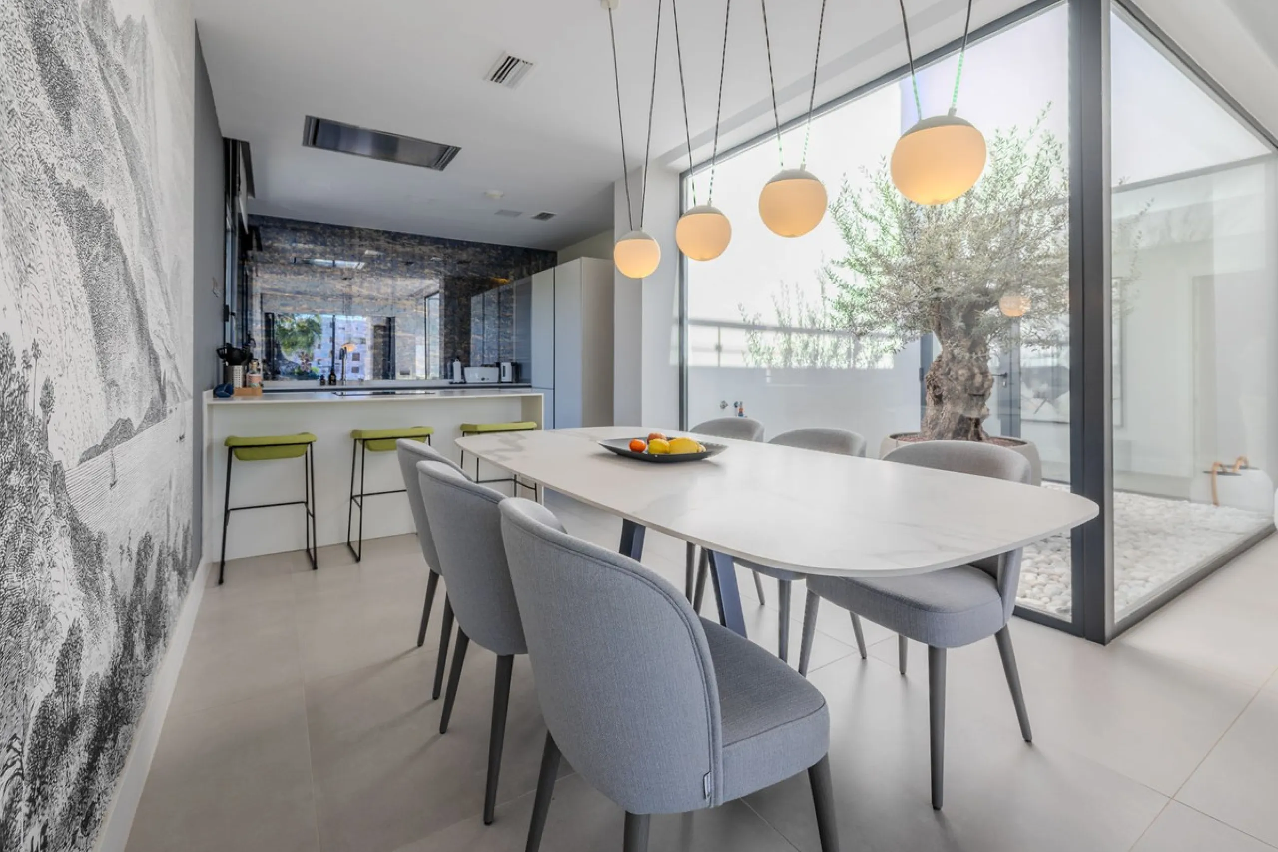 House - Detached Villa в продаже в Estepona, Málaga. В доме 4 спален и 5 ванных комнат. Площадь дома 383 м². Площадь участка 611 м²