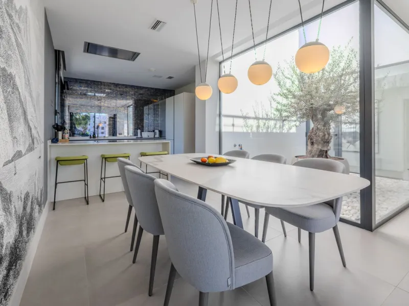 House - Detached Villa в продаже в Estepona, Málaga. В доме 4 спален и 5 ванных комнат. Площадь дома 383 м². Площадь участка 611 м²