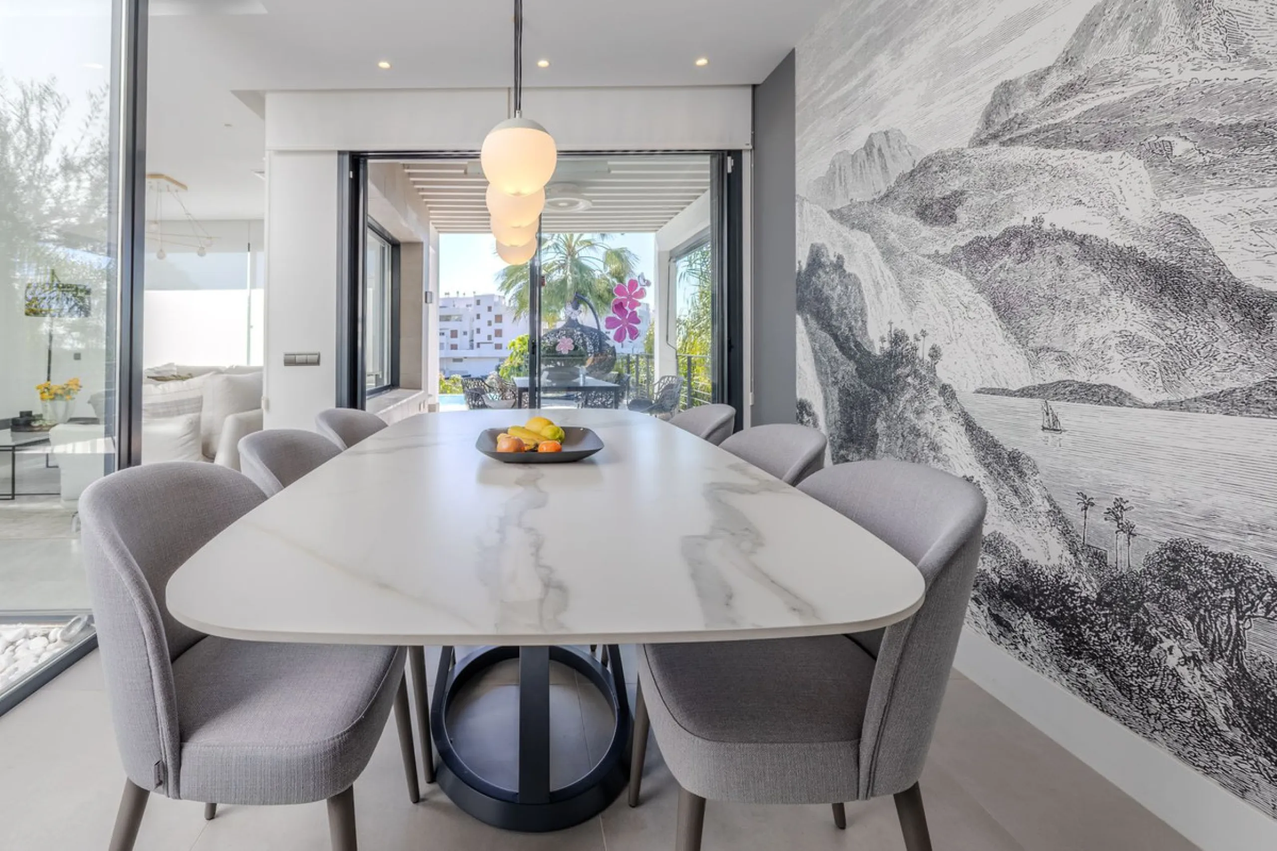 House - Detached Villa в продаже в Estepona, Málaga. В доме 4 спален и 5 ванных комнат. Площадь дома 383 м². Площадь участка 611 м²