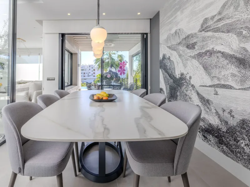 House - Detached Villa в продаже в Estepona, Málaga. В доме 4 спален и 5 ванных комнат. Площадь дома 383 м². Площадь участка 611 м²