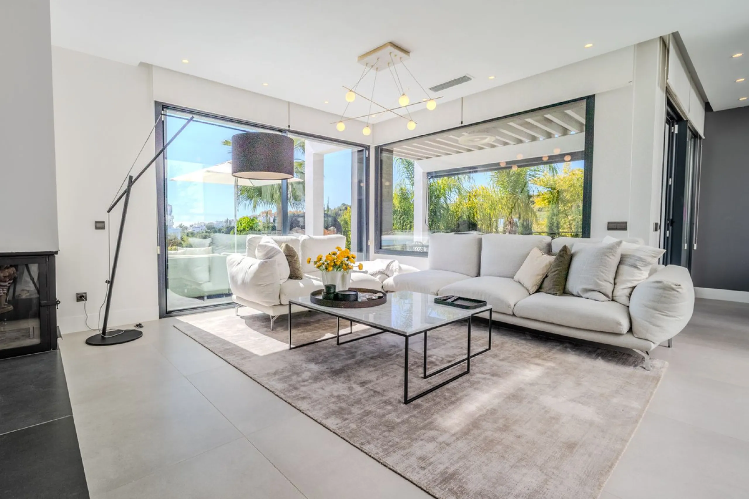House - Detached Villa в продаже в Estepona, Málaga. В доме 4 спален и 5 ванных комнат. Площадь дома 383 м². Площадь участка 611 м²