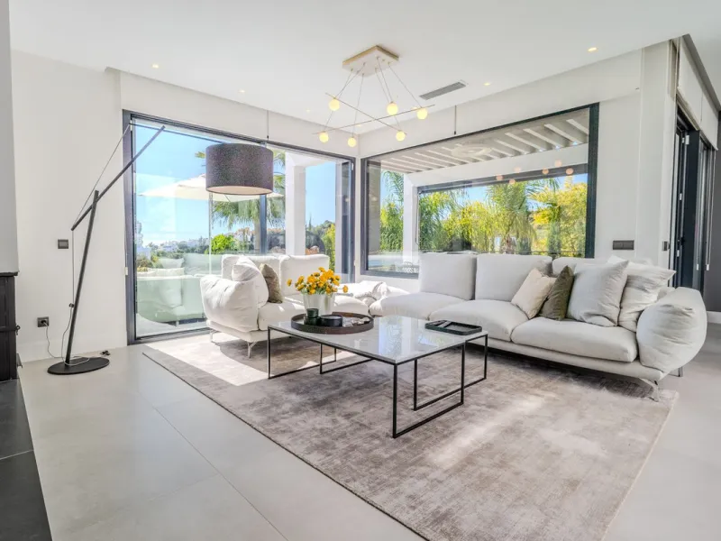 House - Detached Villa в продаже в Estepona, Málaga. В доме 4 спален и 5 ванных комнат. Площадь дома 383 м². Площадь участка 611 м²
