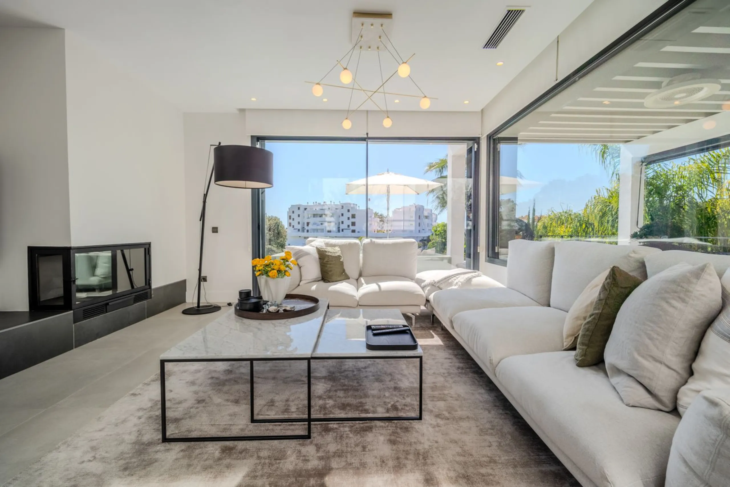 House - Detached Villa в продаже в Estepona, Málaga. В доме 4 спален и 5 ванных комнат. Площадь дома 383 м². Площадь участка 611 м²