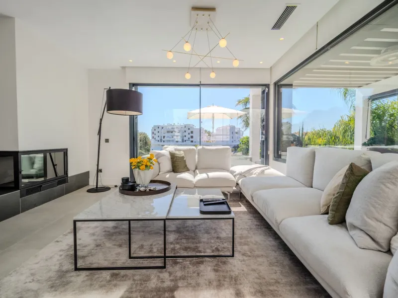 House - Detached Villa в продаже в Estepona, Málaga. В доме 4 спален и 5 ванных комнат. Площадь дома 383 м². Площадь участка 611 м²